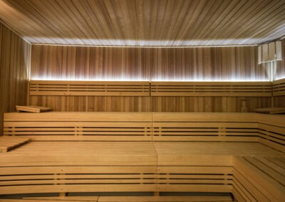 Luxusní finská sauna v soukromém wellness centru Crab Club, ideální pro regeneraci a klidný odpočinek.