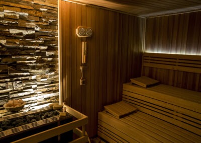 Luxusní finská sauna v soukromém wellness centru Crab Club, ideální pro regeneraci a klidný odpočinek.