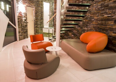 Luxusní a pohodlné interiérové prostory v soukromém wellness centru Crab Club, kde si hosté užívají klidné atmosféry a inspirativního designu.